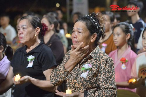Nhưng dù cài lên ngực áo màu hoa nào, mùa Vu Lan vẫn gửi đến mỗi người một lời nhắc nhở giản dị: hãy biết yêu thương khi còn có thể, biết nói lời cảm ơn khi vẫn còn người để nghe và đừng để sự biết ơn chỉ còn lại trong những giọt nước mắt của nỗi nhớ. Bởi chữ hiếu không chỉ được nhắc đến trong một mùa Vu Lan, mà cần được gìn giữ bằng sự quan tâm, sẻ chia và yêu thương trong mỗi ngày của cuộc sống.