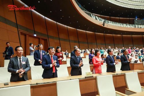 Lãnh đạo tỉnh Bắc Ninh bày tỏ vui mừng khi Quốc hội thông qua Nghị quyết về việc thành lập thành phố Bắc Ninh (Ảnh: Quang Vinh)