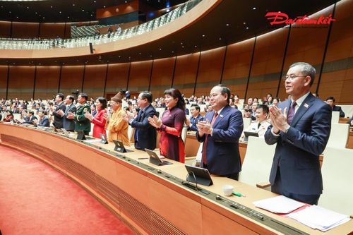 Các đại biểu Quốc hội đoàn Quảng Ninh bày tỏ vui mừng khi Quốc hội thông qua Nghị quyết về việc thành lập thành phố Quảng Ninh. 