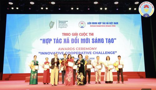 Bà Deirdre Ní Fhallúin, Đại sứ Ai-len tại Việt Nam và bà Cao Xuân Thu Vân, Chủ tịch Liên minh HTX Việt Nam trao giải cho các HTX tại buổi lễ. Ảnh: PV
