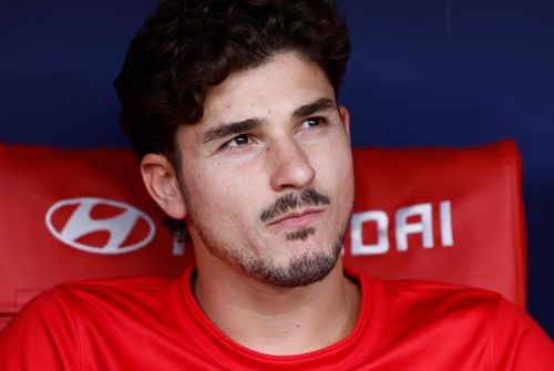 Julian Alvarez bị các cổ động viên Atletico Madrid la ó.
