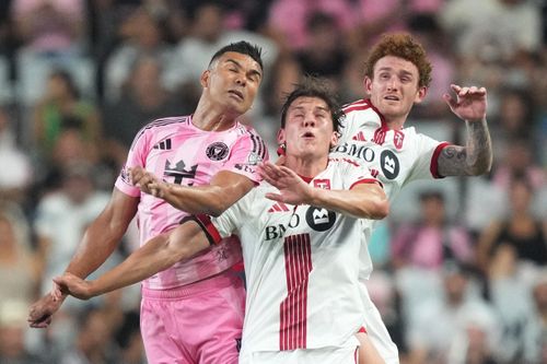 Casemiro (áo hồng) chưa đạt phong độ tốt tại Inter Miami. Ảnh: Reuters.