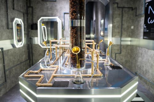 Mùi hương là một trong những yếu tố giúp nhận diện nguyên liệu. Tại không gian Aroma Vault, khách tham quan được trải nghiệm hương thơm từ các loại gia vị được chiết xuất và đưa qua hệ thống bình khuếch tán, ống dẫn.