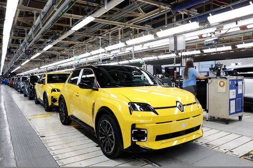  Với gần 1,5 triệu xe thuần điện được đăng ký chỉ trong 7 tháng đầu năm, châu Âu đang tiếp tục tiến sâu vào quá trình điện hóa, tuy nhiên tốc độ chuyển đổi vẫn phụ thuộc đáng kể vào chính sách hỗ trợ, điều kiện thị trường và độ hấp dẫn của EV. 