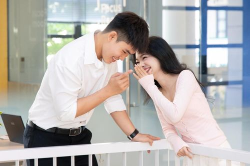  Một bộ phận người trẻ kết hôn và sinh con muộn do thời gian học tập, lập nghiệp kéo dài, yêu cầu về việc làm và thu nhập... Ảnh: Phương Lâm. 