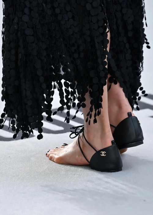 Margaret Qualley xỏ chân vào đôi giày như không gây tranh cãi của thương hiệu Chanel. Ảnh: Just Jared.