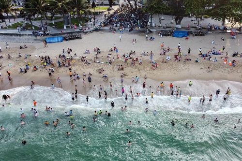  Bãi biển Nha Trang đông đúc du khách dịp hè 2023. Ảnh: Xuân Hoát. 
