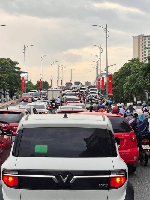  Người dân Thái Nguyên đưa ôtô lên cầu Bến Tượng tránh lũ, gây tình trạng ùn tắc giao thông sáng 24/8. Ảnh: Nguyễn Hoa. 