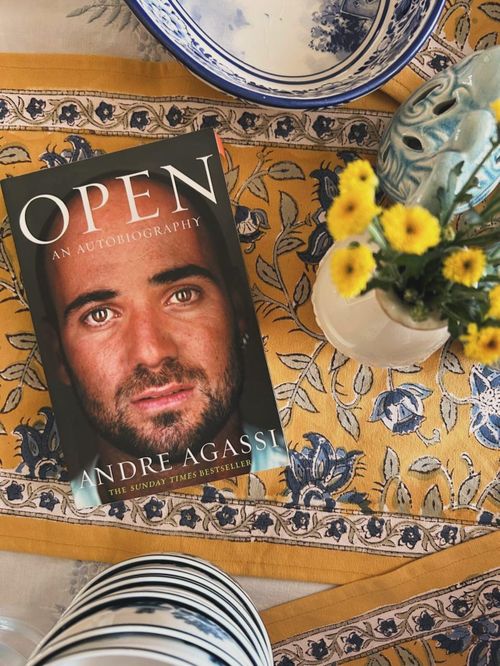 Open dài khoảng 400 trang, kể lại hành trình của Andre Agassi từ một cậu bé chịu áp lực tập tennis từ nhỏ đến khi trở thành số 1 thế giới và giành 8 Grand Slam. Ảnh minh họa: @bibliophile.bites_.