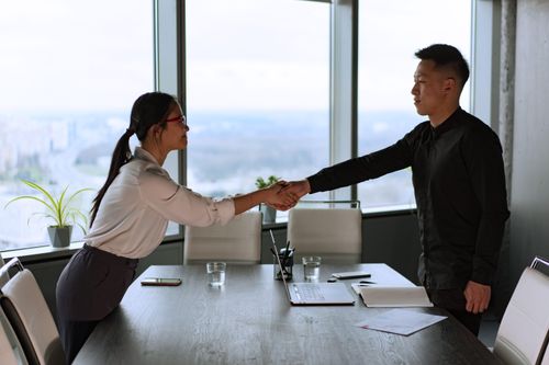  Nhà tuyển dụng đang quay lại coi trọng giới thiệu cá nhân. Ảnh minh họa: Mikhail Nilov/Pexels. 