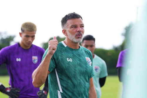  Anthony Hudson chịu sức ép lớn sau khi Thái Lan thua Việt Nam 0-2 ngay tại Rajamangala ở chung kết lượt đi ASEAN Cup 2026. 