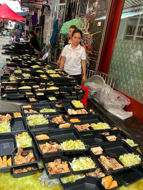 300 suất cơm được nhóm thiện nguyện nấu gửi các hộ dân bị cô lập ở phường Lương Văn Tri trưa 24/8. Ảnh: Hoàng Hiền.