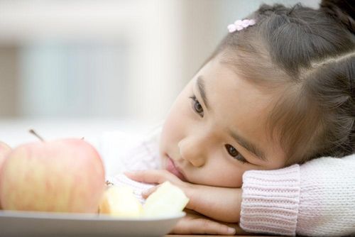  Cha mẹ nên lựa chọn thực phẩm, cách chế biến và khẩu phần phù hợp với từng giai đoạn phát triển của trẻ, tránh cho bé ăn quá nhiều một món yêu thích. Ảnh: Woman.excite