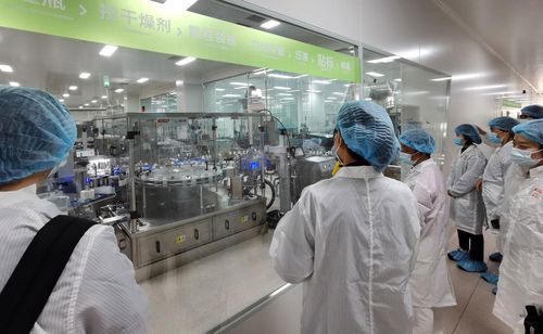 Khách tham quan một nhà máy thực phẩm chức năng tại Chu Hải, Quảng Đông. Ảnh: VCG.