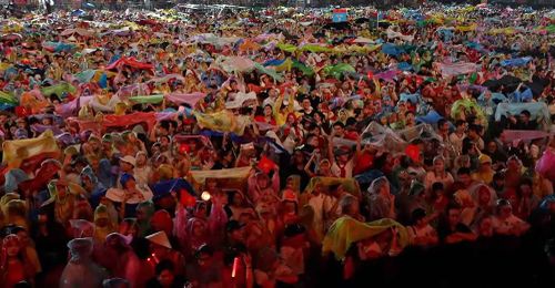 "Rừng" khán giả đội mưa xem concert quốc gia "Tổ quốc trong tim"