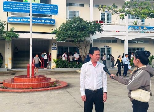 Thầy Phạm Thanh Hải, Hiệu trưởng Trường Tiểu học Trưng Vương, phường Rạch Giá trả lời phỏng vấn sáng 24.8