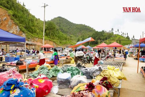 Quang cảnh bên trong chợ phiên tại Lũng Cú (Tuyên Quang)