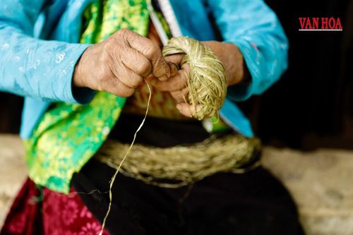 Búi lanh luôn theo người phụ nữ Mông, dù lên nương, xuống chợ hay về bản, chỉ cần có chút thời gian rảnh, họ lại tiếp tục cuốn và nối sợi cho công việc còn dang dở