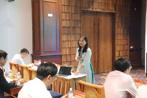 ThS. Lưu Hồng Vân, Hiệu trưởng Trường Chính trị tỉnh Khánh Hòa trình bày tham luận "Khát vọng phát triển Khánh Hòa trở thành thành phố trực thuộc Trung ương và yêu cầu đặt ra đối với lĩnh vực văn hóa - xã hội"