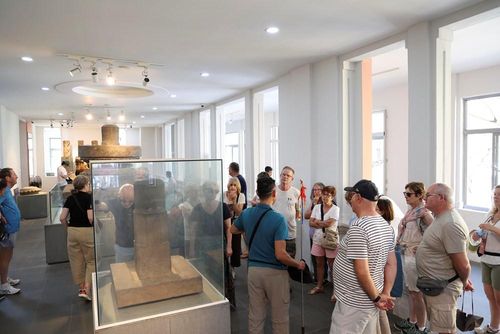 Du khách tham quan Bảo tàng Điêu khắc Chăm Đà Nẵng