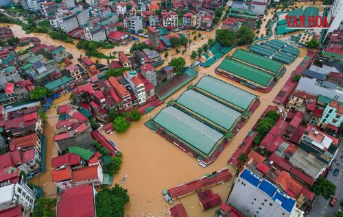 Từ trên cao, nhiều vùng ngập hiện lên thành những mảng nước lớn nối liền nhau, xen giữa là các tuyến đường, nhà dân và khu vực sản xuất bị nước bao phủ