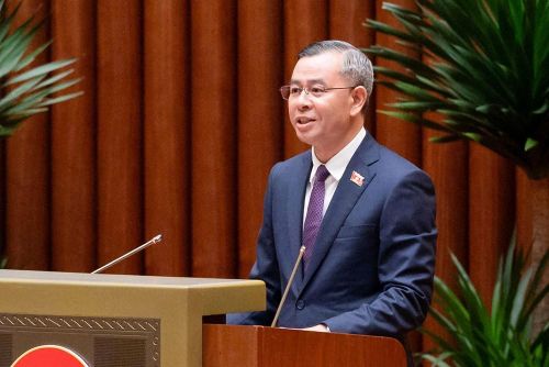 Bộ trưởng Bộ Tài chính Ngô Văn Tuấn trình bày báo cáo, tiếp thu