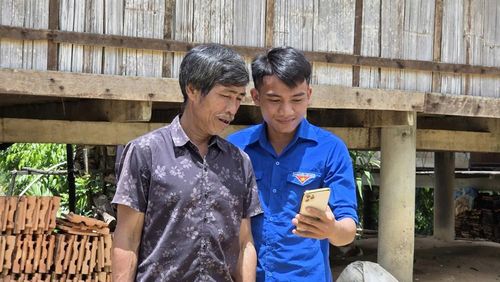 Tổ Công nghệ số cộng đồng hướng dẫn người dân tiếp cận các tiện ích số