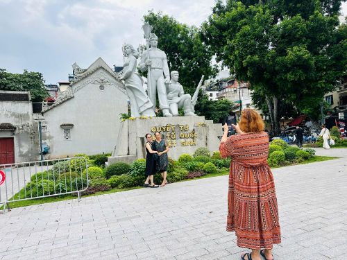 Khách nước ngoài ghi lại hình ảnh Tượng đài