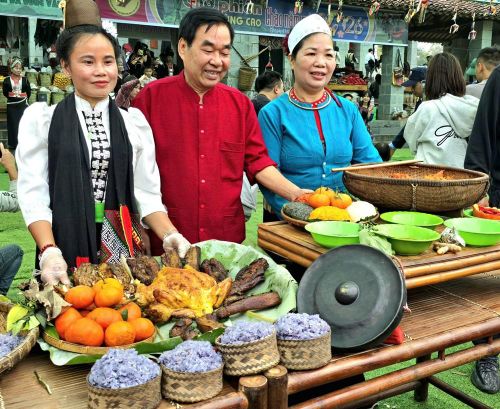 Ẩm thực cùng đặc sản tại phiên chợ vùng cao luôn thu hút thực khách khi đến Làng