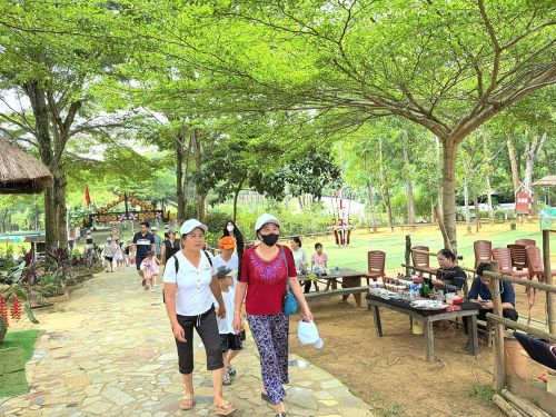 Những hoạt động sôi nổi sẽ đem đến trải nghiệm thú vị cho du khách khi đến Làng