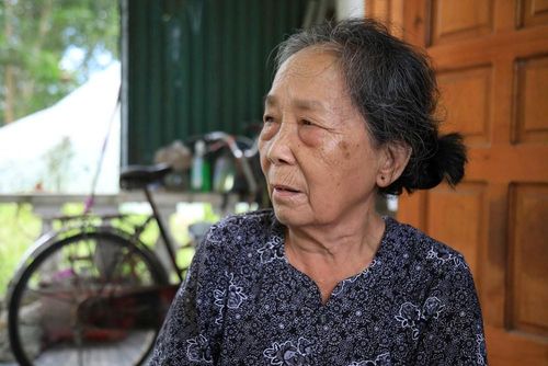 Bà Lê Thị Xuân Được xúc động khi nhớ lại những đồng đội đã hy sinh trong chiến tranh