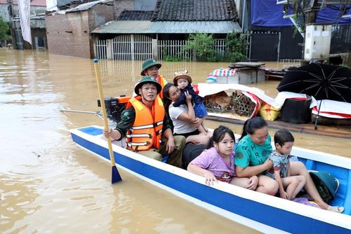 Lực lượng chức năng xã Tràng Định, tỉnh Lạng Sơn hỗ trợ đưa người dân từ vùng ngập sâu đến nơi an toàn