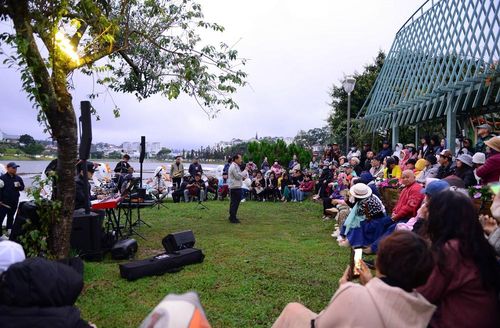Show âm nhạc “Dalat 5AM” từ ý tưởng ngẫu hứng của mốt số nghệ sỹ yêu Đà Lạt nay đã trở thành điểm hẹn quen thuộc dành cho du khách, người dân địa phương trong mỗi sáng chủ nhật hàng tuần. Ảnh: Nguyễn Dũng – TTXVN