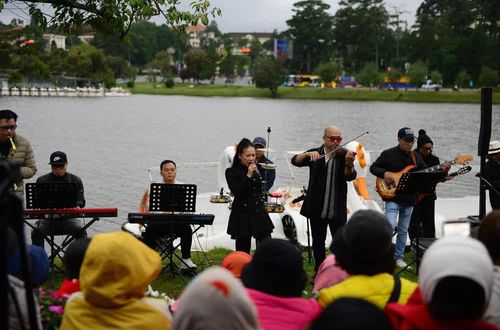 Các nghệ sỹ biểu diễn tại chương trình “Dalat 5AM” bên bờ hồ Xuân Hương – Đà Lạt đều xuất phát từ tình yêu âm nhạc và trên tinh thần tự nguyện. Ảnh: Nguyễn Dũng – TTXVN