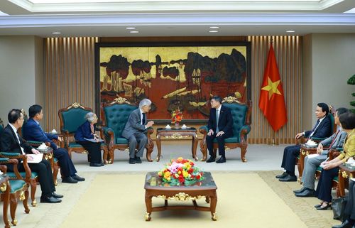 Thủ tướng Lê Minh Hưng tiếp Giáo sư Trần Thanh Vân và Giáo sư Lê Kim Ngọc. Ảnh: Dương Giang – TTXVN