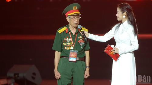 Cựu chiến binh Nguyễn Thế Nghĩa, một cựu tù Phú Quốc. Trong những năm tháng bị giam cầm, ông và đồng đội đã vẽ lá cờ Tổ quốc bằng chính máu của mình.