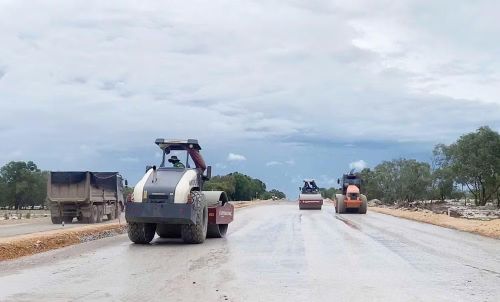 Các kỹ sư, công nhân cùng máy móc, thiết bị đang hoạt động liên tục "3 ca 4 kíp" tại dự án đầu tư xây dựng Quốc lộ 15D