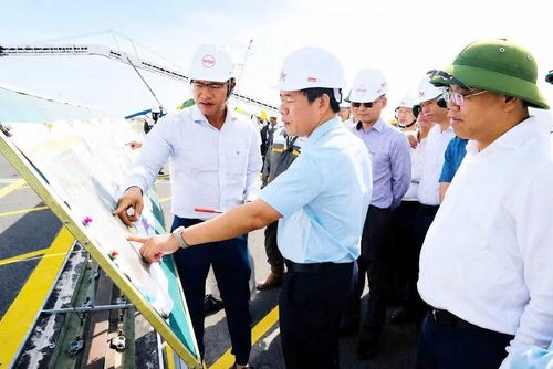 Bí thư Tỉnh ủy Quảng Trị Nguyễn Văn Phương (giữa ảnh) khảo sát tiến độ khai thác, xây dựng dự án Cảng nước sâu Mỹ Thủy