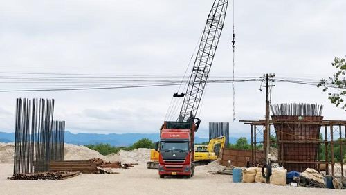 Thi công cầu vượt đường sắt và Quốc lộ 1 của dự án đầu tư xây dựng Quốc lộ 15D. (Ảnh: LÂM QUANG HUY)
