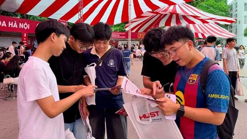 Thí sinh tìm hiểu thông tin tại Ngày hội lựa chọn nguyện vọng xét tuyển đại học, cao đẳng năm 2026. (Ảnh: QUỲNH NGUYỄN)