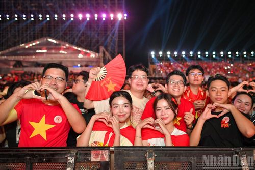 "Tổ quốc trong tim" là chương trình nghệ thuật hiếm hoi thu hút sự tham gia của khán giả ở nhiều lứa tuổi khác nhau.