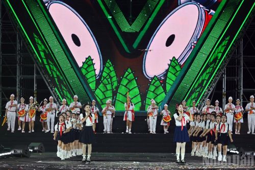 Liên khúc "Em mơ gặp Bác Hồ - Cùng nhau ta đi lên" được thể hiện bởi các nghệ sĩ trẻ Izara và Ali Thục Phương.