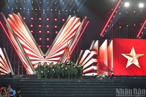 Một trong những điểm nhấn đặc biệt tại Chương trình nghệ thuật chính luận "Tổ quốc trong tim" năm nay là Lễ diễu binh của lực lượng vũ trang tại chương trình.