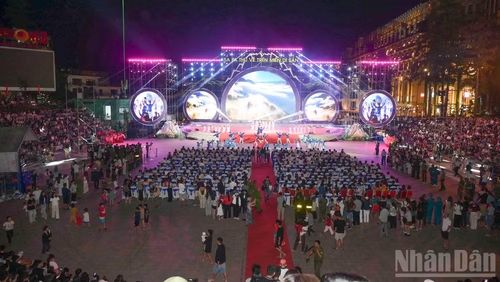 Quang cảnh chương trình khai mạc Lễ hội mùa thu Sa Pa năm 2026. (Ảnh: CÔNG HẢI)