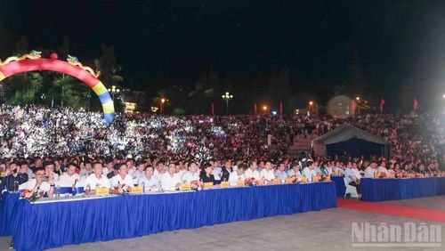 Đông đảo người dân và du khách tham dự khai mạc Lễ hội mùa thu Sa Pa năm 2026. (Ảnh: CÔNG HẢI)