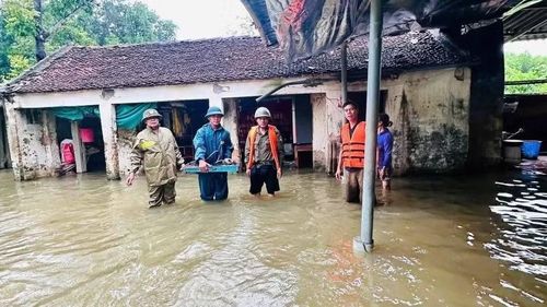 Lực lượng quân đội giúp người dân xã Ngọc Thiện di dời tài sản tránh lũ. (Ảnh: SG)