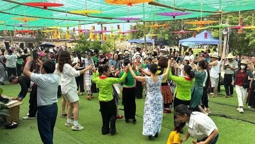Các chương trình văn hóa tạo không khí vui tươi, hấp dẫn du khách. (Ảnh: Ban tổ chức)