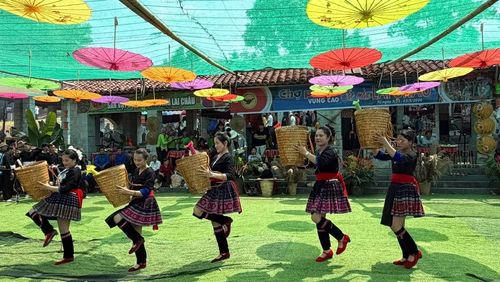 Các tiết mục dân ca, dân vũ và trình diễn nhạc cụ truyền thống diễn ra dịp này. (Ảnh: Ban tổ chức)
