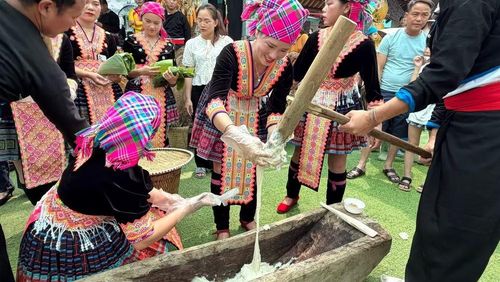 Các cộng đồng giới thiệu văn hóa truyền thống, giao lưu với du khách. (Ảnh: Ban tổ chức)