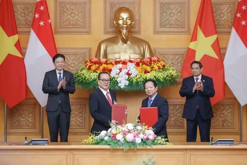 Ông Nguyễn Đức Hùng đại diện Hội Hữu nghị Việt Nam-Singapore ký gia hạn Biên bản ghi nhớ (MOU) với đại diện Quỹ Quốc tế Singapore (SIF) vào tháng 3/2025 tại Hà Nội, dưới sự chứng kiến của Thủ tướng hai nước. (Ảnh do nguyên Đại sứ Đại sứ Nguyễn Đức Hùng cung cấp)